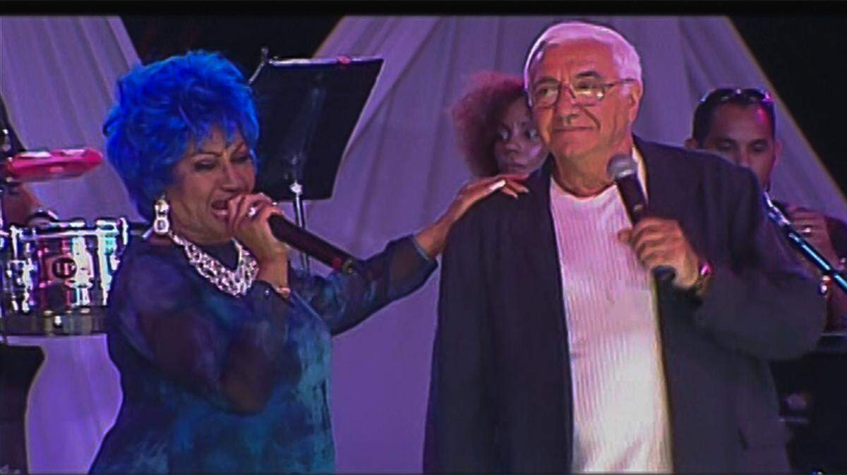 Celia Cruz interpreta un dúo memorable con Miliki en un concierto documentado para la posteridad en el documental “La Cuba mía”. 