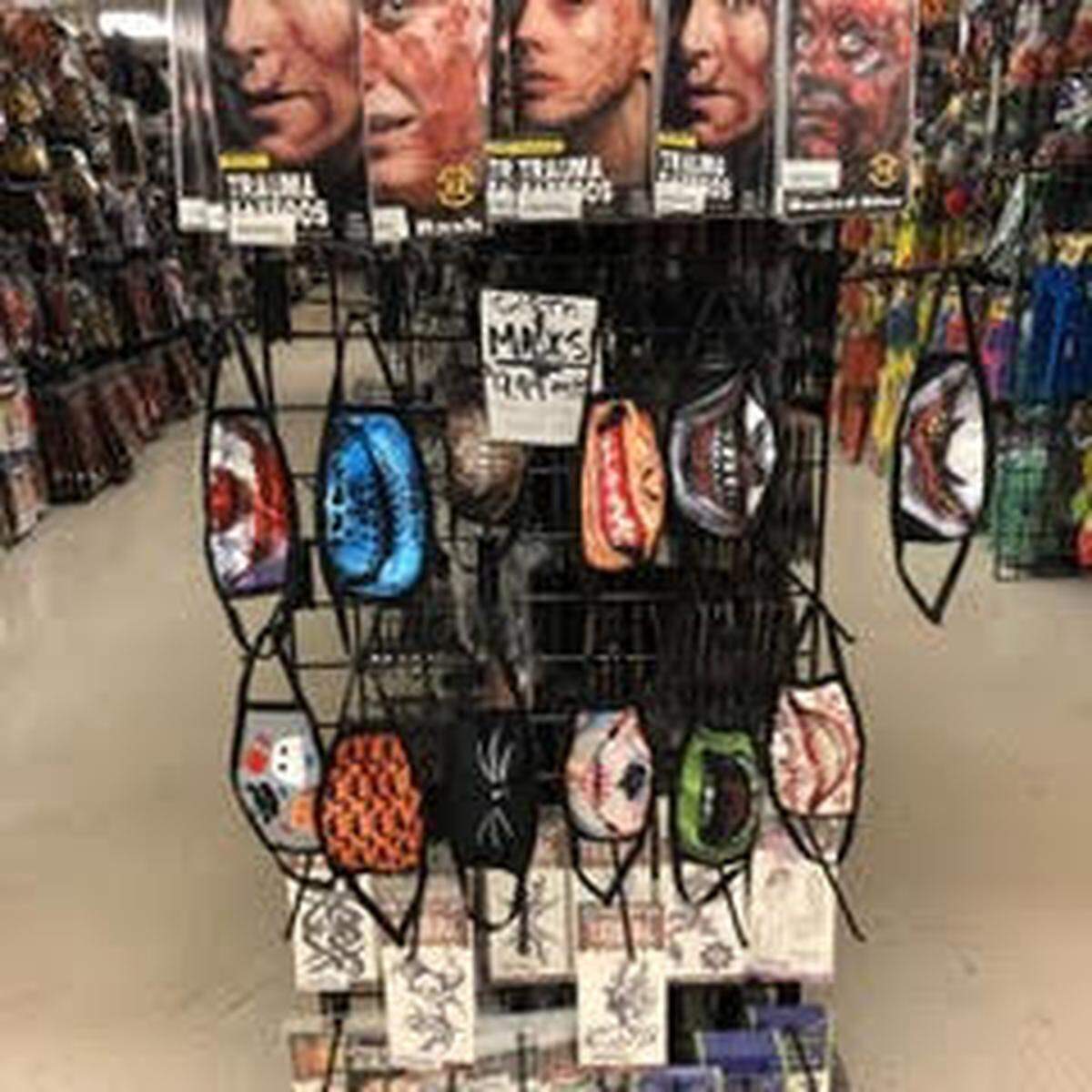 Halloween Megastore, con varias sucursales por toda Florida, ofrece desde disfraces de Barbie hasta de Miércoles Addams.