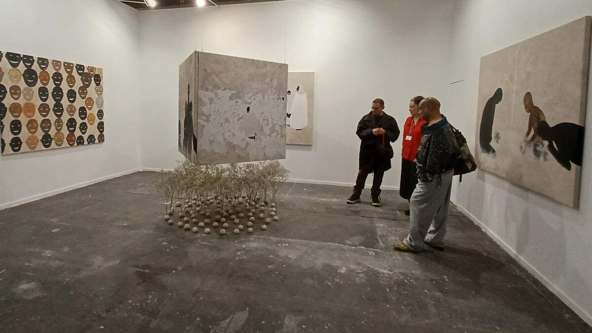 Kelton Campos Fausto (Brasil 1996) cruza pintura, video, cerámica y performance, incorporando referencias a espiritualidades afrobrasileñas y formas no racionales de conocimiento.  Sección 'Perfiles' / Arte Latinoamericano. ARCO Madrid, 2026. 