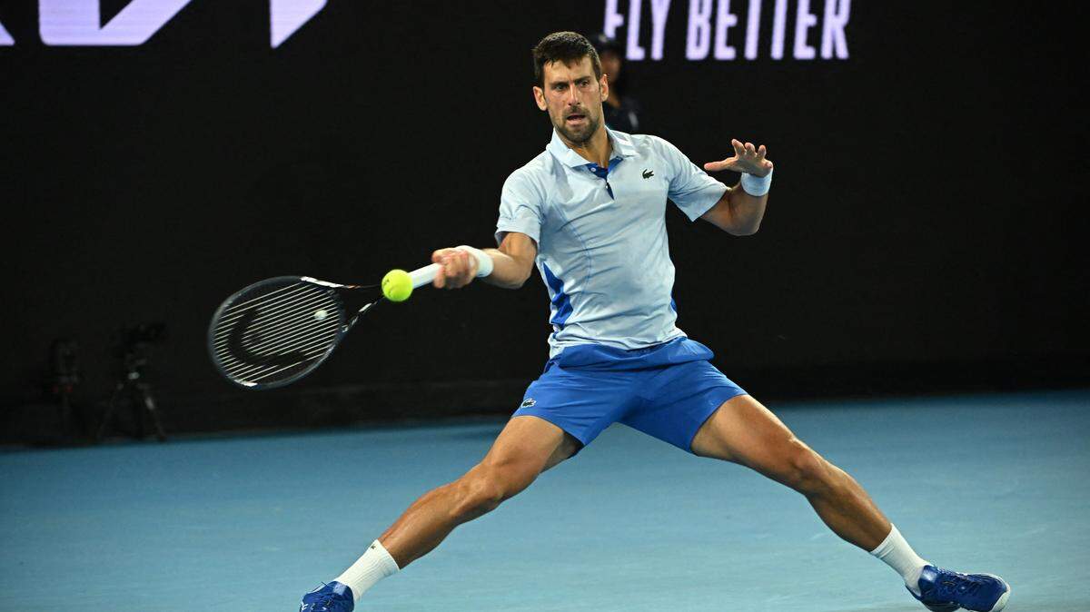 Novak Djokovic superó 6-2, 6-7 (5), 6-3, 6-4 al croata Dino Prizmic el domingo, en su estreno en el Abierto de Australia. 
