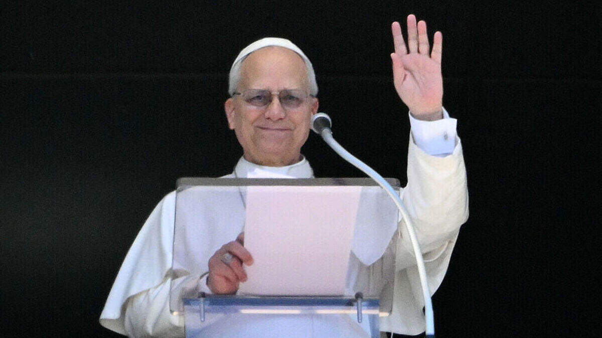El papa León XIV se dirige a la multitud desde la ventana del Palacio Apostólico, con vistas a la Plaza de San Pedro, durante la oración del Regina Caeli en el Vaticano, el lunes, 6 de abril de 2026.