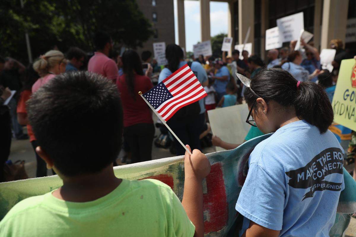 Aproximadamente las tres cuartas partes de estos niños están representados por un abogado y tienen que presentar su caso sobre por qué deberían permanecer en los Estados Unidos.