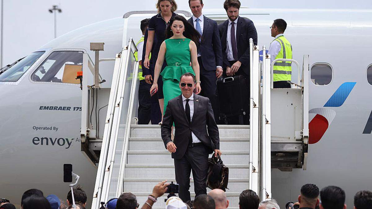  El director ejecutivo del Consejo Nacional de Dominio Energético de Estados Unidos, Jarrod Agen, desciende del avión de American Airlines que procedente de Miami llegó este jueves al Aeropuerto Internacional Simón Bolívar, en La Guaira, Venezuela. 