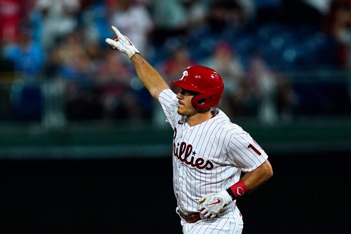 El receptor de los Filis J.T. Realmuto celebra tras pegar un jonrón en el cuarto inning del partido ante los Marlins de Miami, celebrado el 9 de agosto de 2022 en Filadelfia.