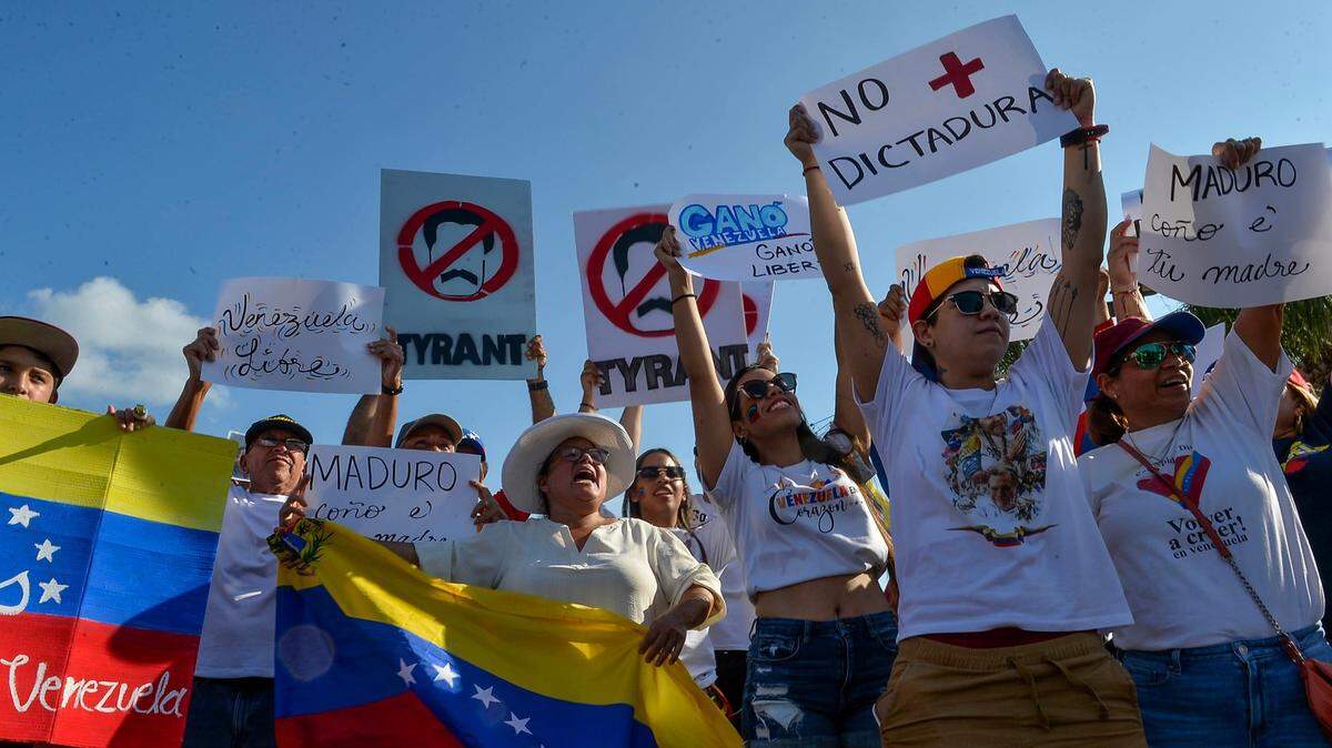 Cientos de venezolanos protestan contra el supuesto fraude cometido por el gobernante Nicolás Maduro, en Port St. Lucie, Florida, el domingo 18 de agosto de 2024.