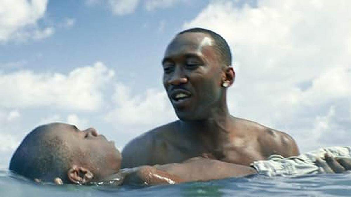 En Coral Gables Art Cinema se presenta ‘Moonlight’ (2016) drama narra la vida de un joven afroamericano desde la niñez hasta la edad adulta mientras lucha por encontrar su lugar en el mundo en un barrio marginal de Miami.