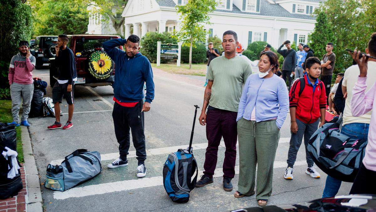 Migrantes enviados en avión de Texas a Massachusetts por el gobernador de Florida, Ron DeSantis, aguardan en la calle, el 14 de septiembre de 2022, en la localidad de Edgartown, en la isla Martha’s Vineyard, Massachusetts.