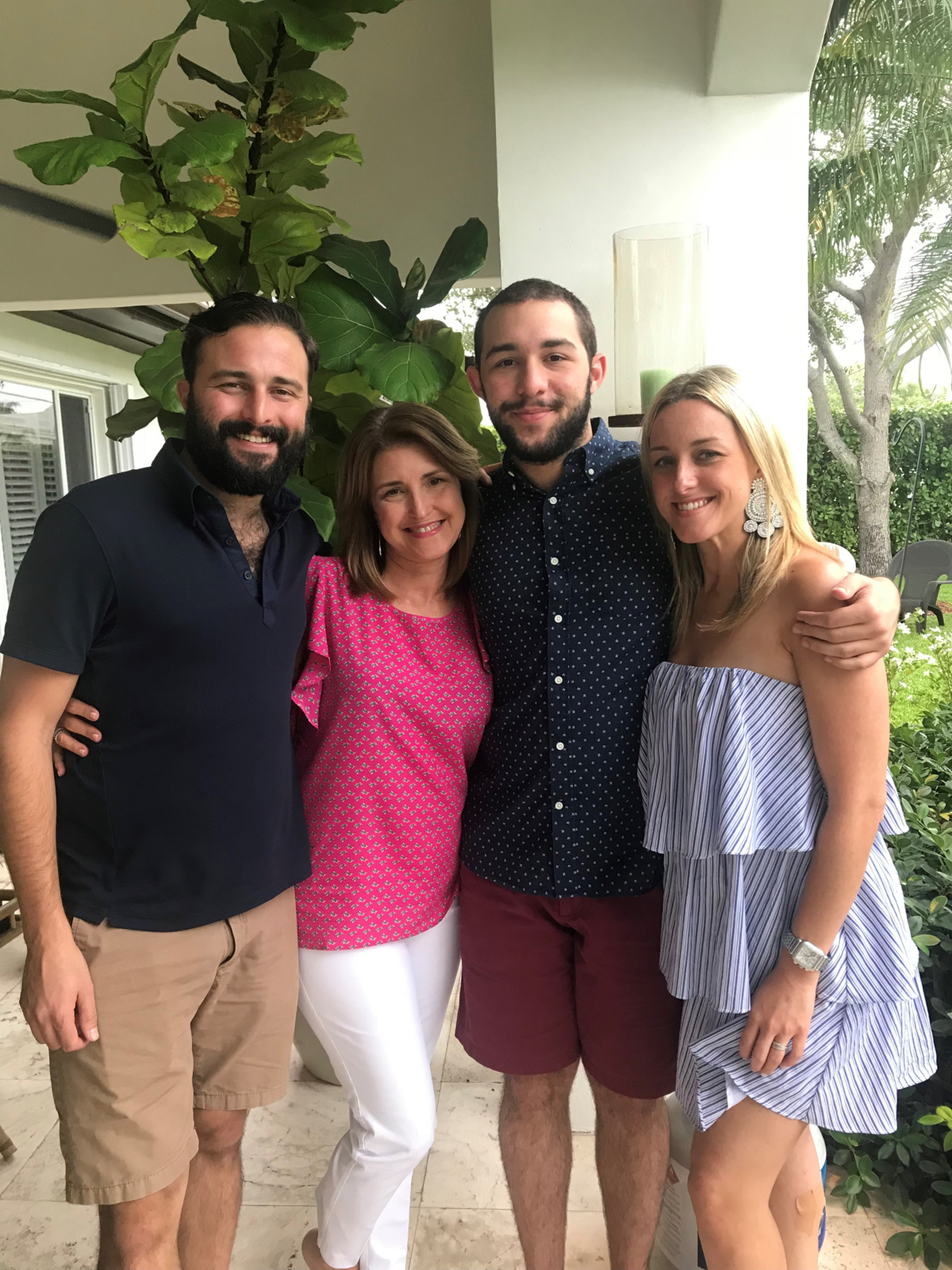 Alina Mayo Azze junto a sus hijos Jorge (primero de la izq.) Ricky y Alina.