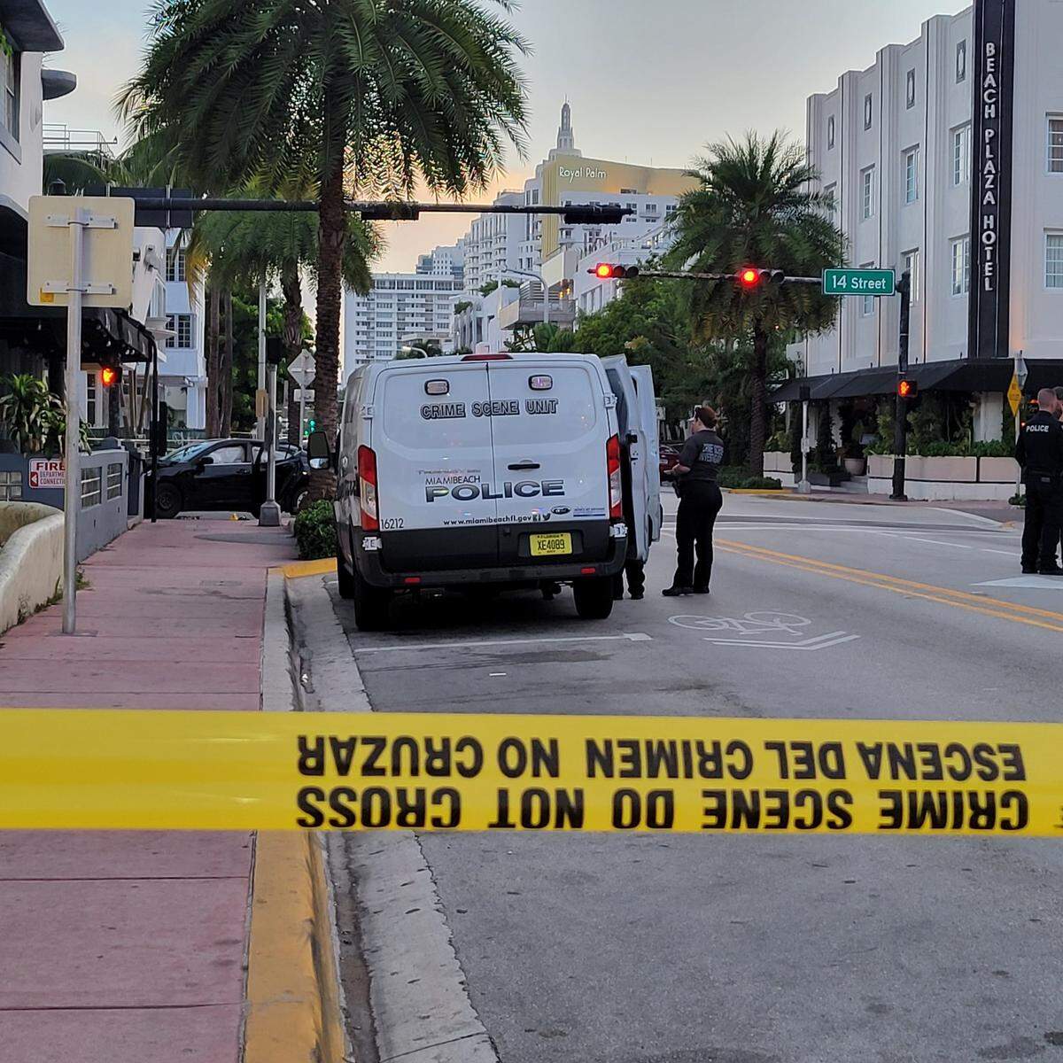 Un tiroteo en la intersección de la Avenida Collins y la calle 14 en Miami beach dejó como saldo un muerto la madrugada del jueves 30 de junio de 2022.