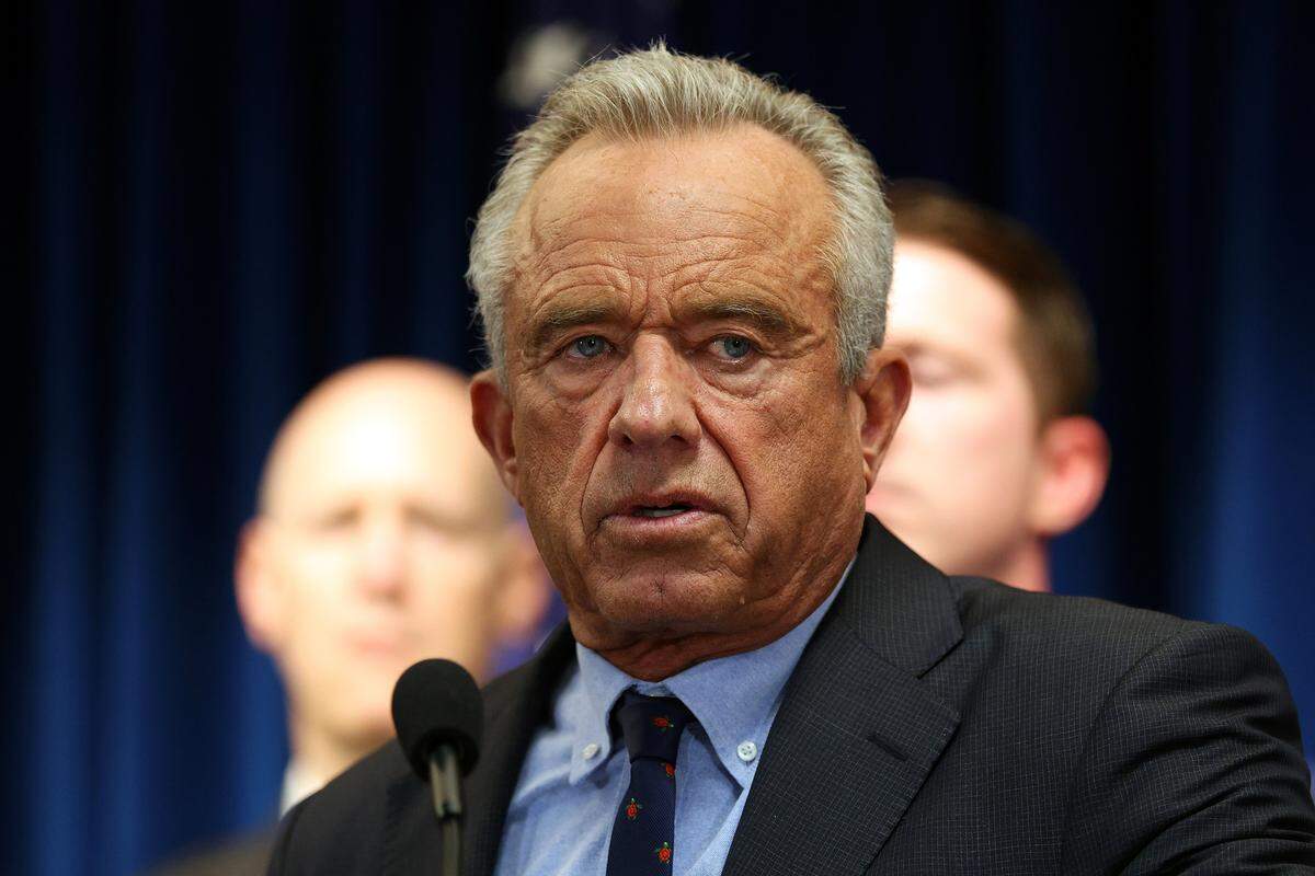 El secretario de Salud y Servicios Humanos, Robert F. Kennedy Jr., habla ante los medios para anunciar medidas destinadas a combatir el fraude en Minnesota, en la oficina del fiscal federal para el Distrito de Minnesota, el 21 de mayo de 2026 en Minneapolis, Minnesota.