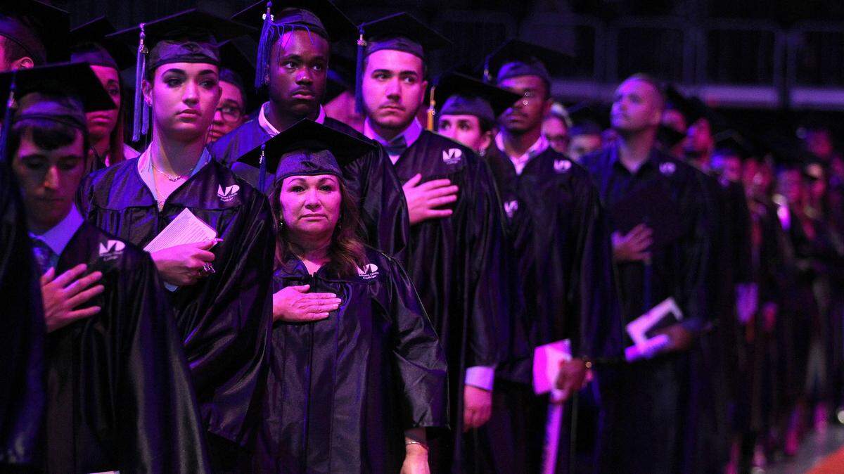 Un grupo de estudiantes del Miami Dade College asiste a la ceremonia de graduación del curso 2019 en Wastco Center de la Universidad de Miami, el 4 de mayo.