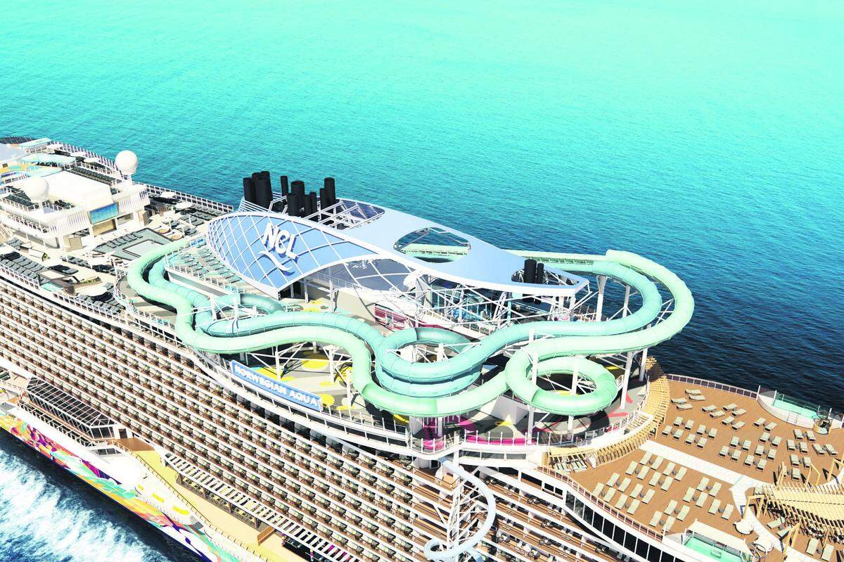 Foto de archivo del 2023 del crucero Aqua de Norwegian Cruise Line, mostrando su montaña rusa y tobogán híbrido Aqua Slidecoaster.