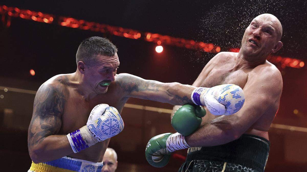 El ucraniano Oleksandr Usyk (izq.) derrotó por decisión dividida al gigante británico Tyson Fury, el sábado en Riad, Arabia Saudita.