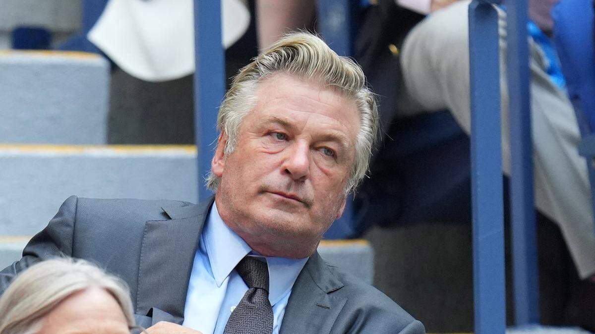 Alec Baldwin en la final individual masculina entre Novak Djokovic de Serbia y Daniil Medvedev de Rusia el día catorce del torneo de tenis del Abierto de Estados Unidos de 2021 en el Centro Nacional de Tenis Billie Jean King de la USTA. Crédito obligatorio: Danielle Parhizkaran-USA TODAY Deportes