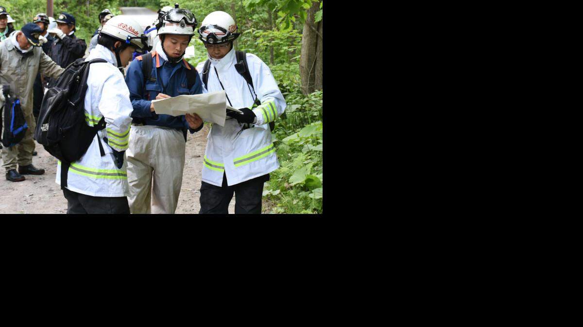 La búsqueda del menor continúa hoy en un área de cinco kilómetros cuadrados en la que habitan osos salvajes y adonde se han desplazado 120 agentes de policía y bomberos. AP