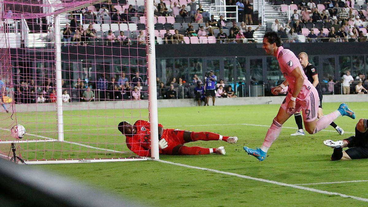El delantero del Inter Miami CF Leonardo Campana (9) anota el primer gol durante un partido de MLS contra DC United el sábado 14 de mayo de 2022 en el DRV PNK Stadium, en Fort Lauderdale. (Andrew Uloza / para eL Nuevo Herald)