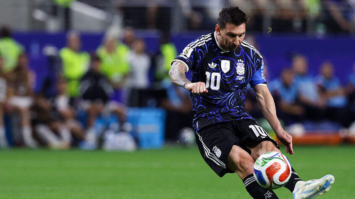 El astro de Argentina Lionel Messi encabeza la tabla de goleadores del Mundial con 6, empatado con la estrella francesa Kylian Mbappé.