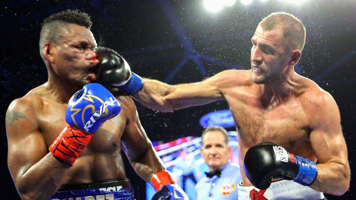 SERGEY KOVALEV golpea el rostro de Eleider Alvarez.