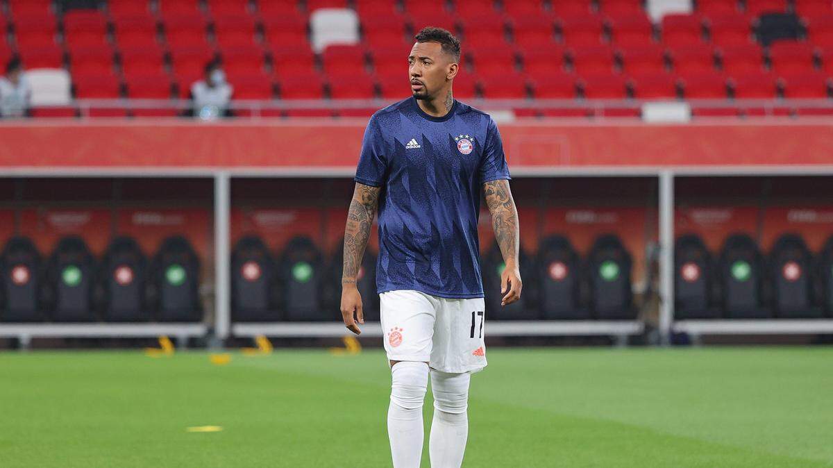 El defensa alemán de Bayern Munich Jerome Boateng calienta antes de la semifinal de la Copa Mundial de Clubes de la FIFA entre el Al-Ahly de Egipto y el equipo alemán, en el Estadio Ahmed bin Ali en la ciudad qatarí de Ar-Rayyan, el 8 de febrero de 2021.