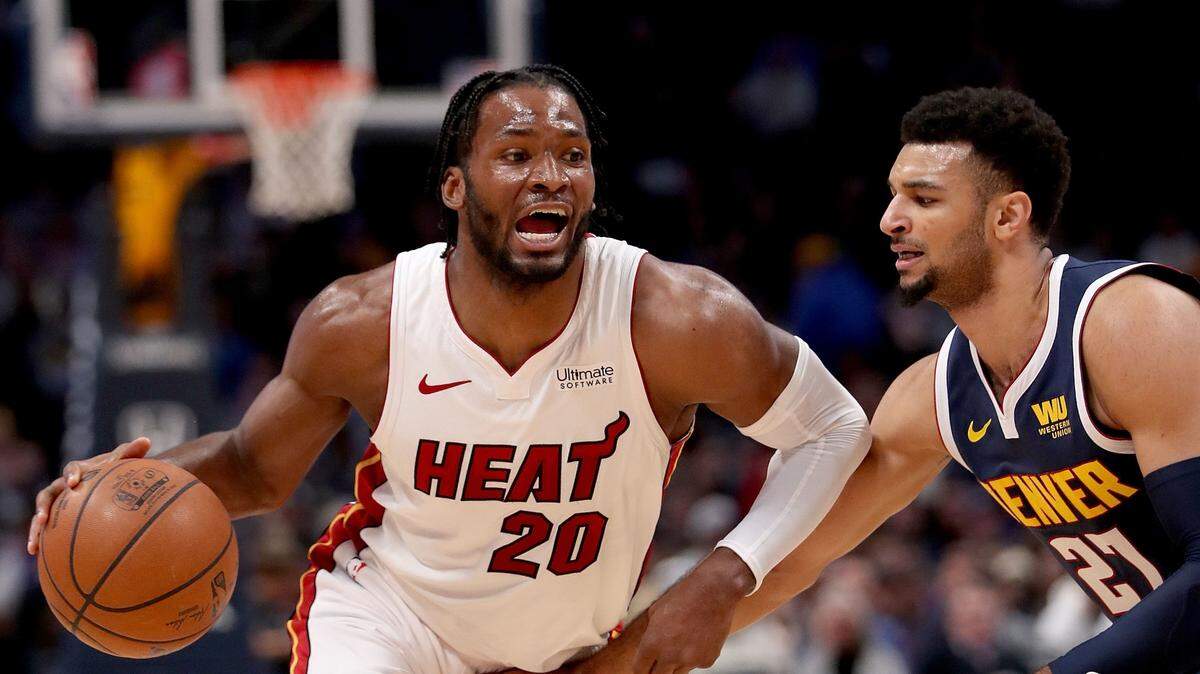 Justise Winslow (izq.) conduce la pelota por el Heat ante la marca de Jamal Murray, de los Nuggets, en el primer cuarto del partido celebrado el 11 de febrero de 2019 en Denver.