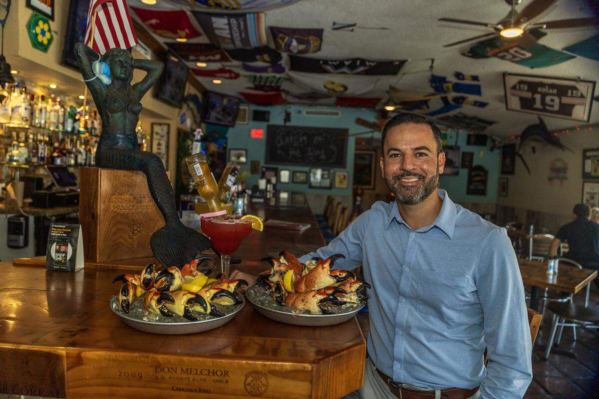  Eric Castellanos en el restaurante de mariscos Catch of the Day en Le Jeune Road en Miami, del que se hizo cargo en septiembre.