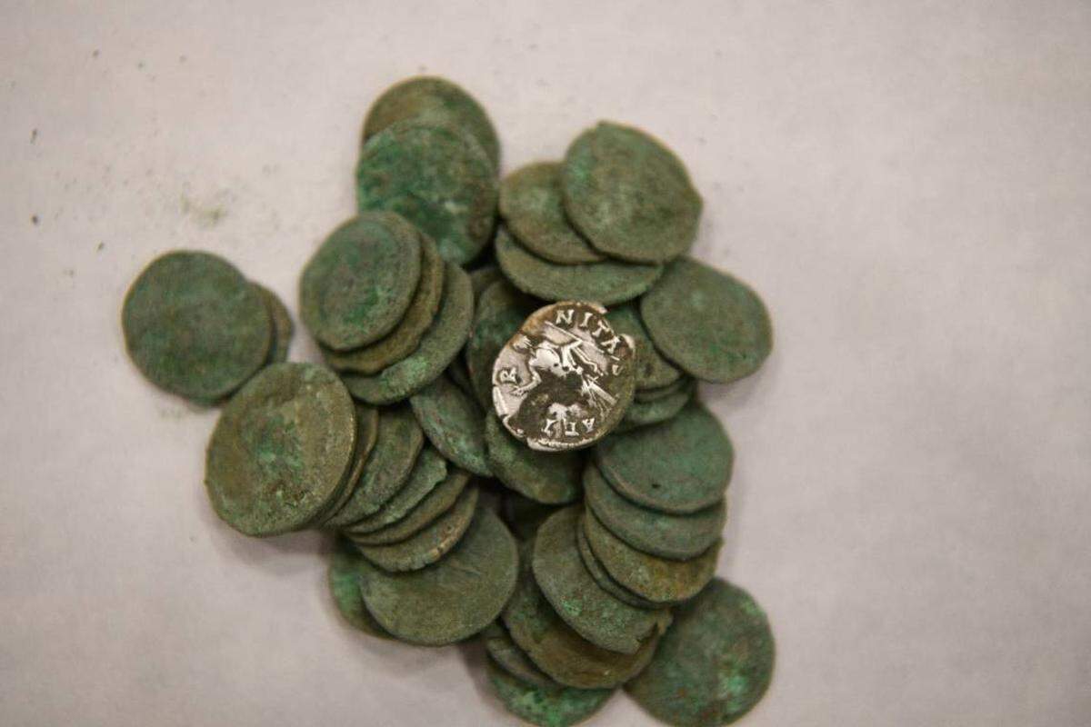 Algunas de las monedas de plata halladas en Condado Dolj, Rumania.