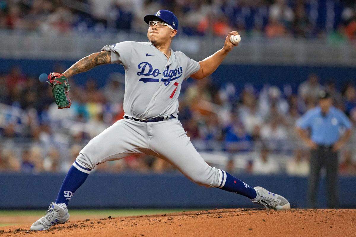 El abridor de los Dodgers de Los Angeles Julio Urías lanza en el primer inning del partido ante los Marlins, celebrado el 28 de agosto de 2022 en Miami.