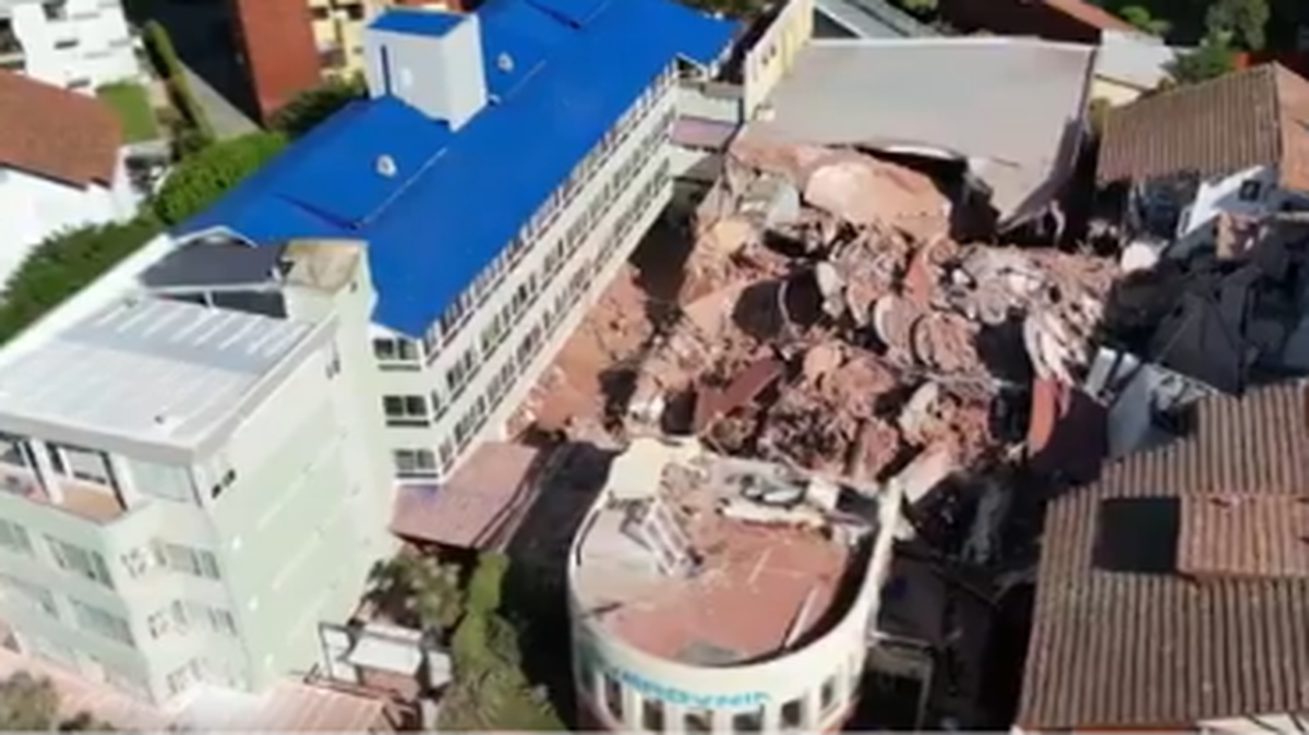 Unos 300 rescatistas trabajaban contra reloj el martes para encontrar a al menos siete personas atrapadas entre los escombros de un hotel en obras en la ciudad argentina de Villa Gesell que se derrumbó en la madrugada, dejando un muerto y una persona herida.
