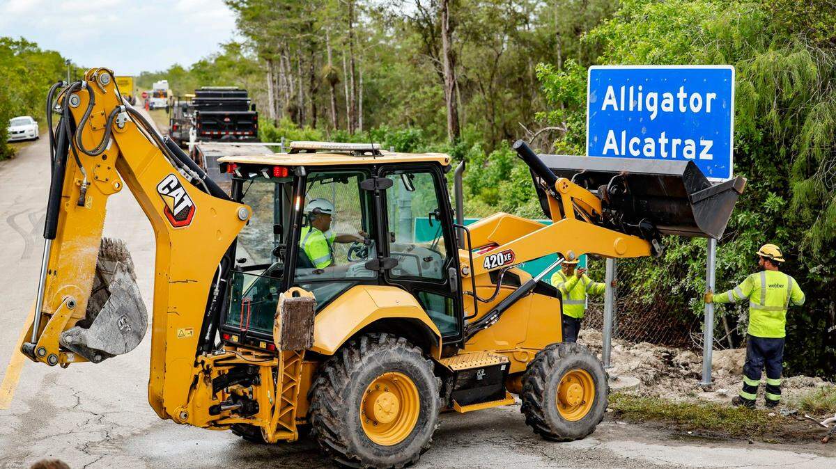 Trabajadores instalan un letrero permanente a la entrada de la cárcel de inmigración de Alligator Alcatraz en la reserva natiral Big Cypress el pasado 3 de julio.