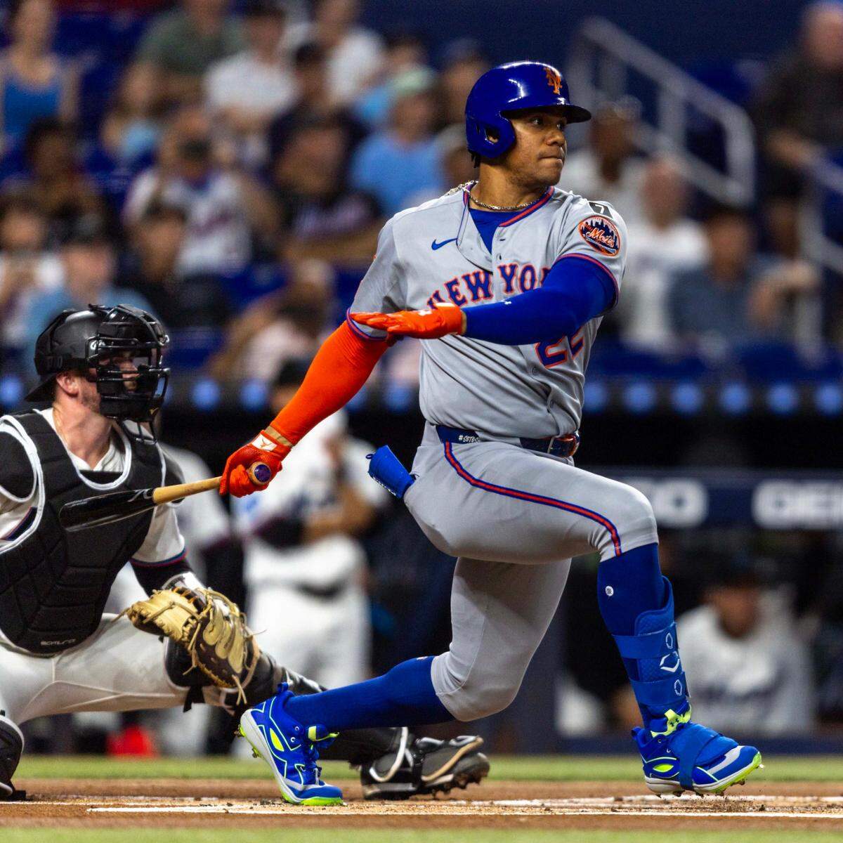 El jardinero de los Mets de Nueva York Juan Soto batea en el primer inning del partido ante los Marlins, celebrado el 31 de marzo de 2025 en Miami.