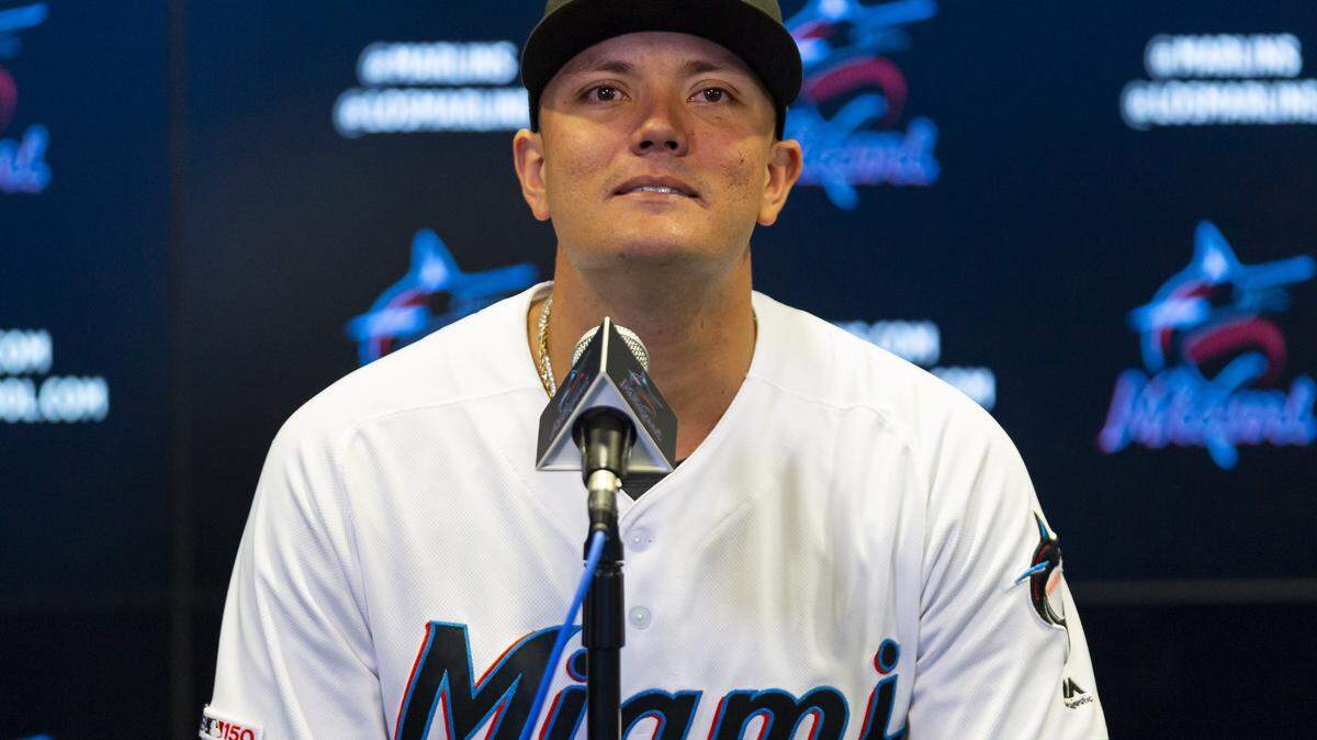 MIGUEL ROJAS estalla en llanto en la conferencia de prensa para anunciar su nuevo contrato con los Marlins el 20 de septiembre del 2019.