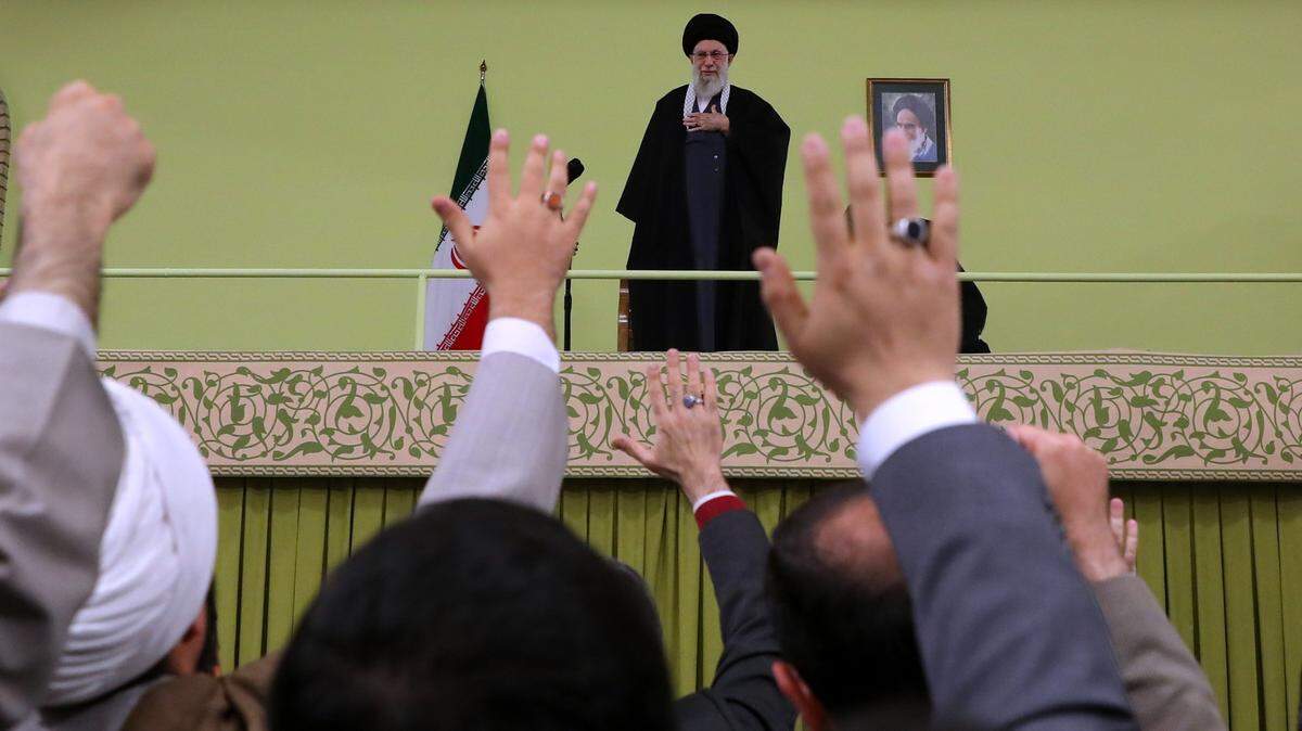 El líder supremo iraní, el ayatolá Alí Jamenei, de pie mientras la gente le saluda antes de su discurso anual con motivo del Año Nuevo Persa (Nowruz) el 20 de marzo de 2024.