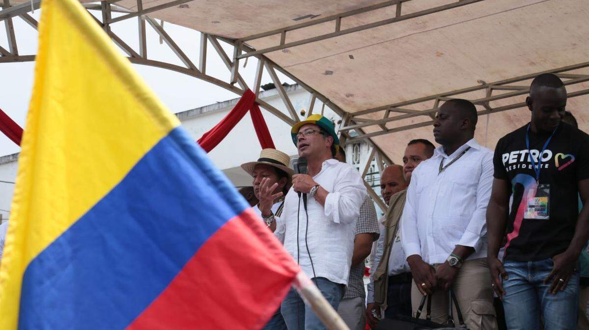 El candidato presidencial colombiano Gustavo Petro (centro), promete cambios significativos en las políticas antinarcóticos del país si gana las próximas elecciones presidenciales.