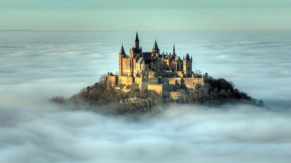 Fotografía del castillo de Hohenzollern sobre la densa niebla cerca de Hechinen (Alemania).