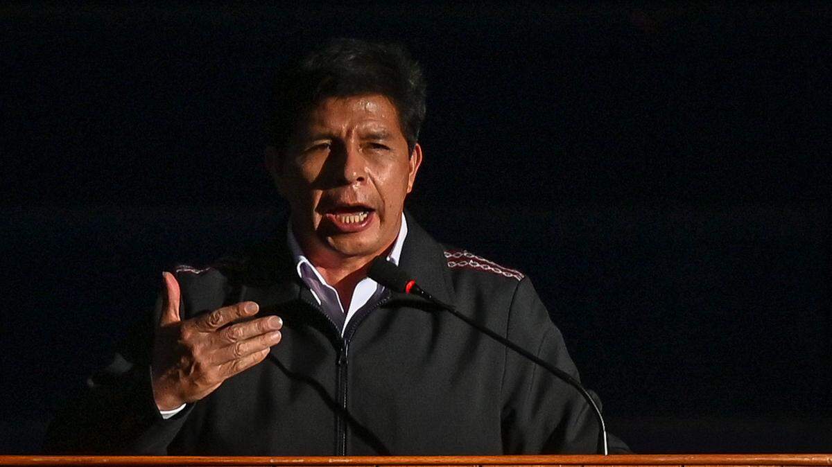 Foto de archivo del 22 de abril de 2022 del entonces presidente Pedro Castillo durante una consejo de ministros en Cusco, Perú. Castillo está siendo juzgado por un intento fallido de golpe de Estado.