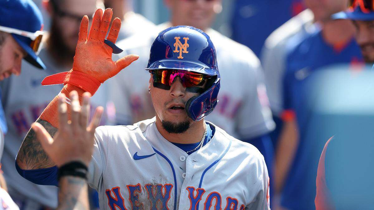 Javier Baez celebra tras anotar una carrera para los Mets de Nueva York en el partido contra los Dodgers celebrado el 22 de agosto de 2021 en Los Angeles, California.