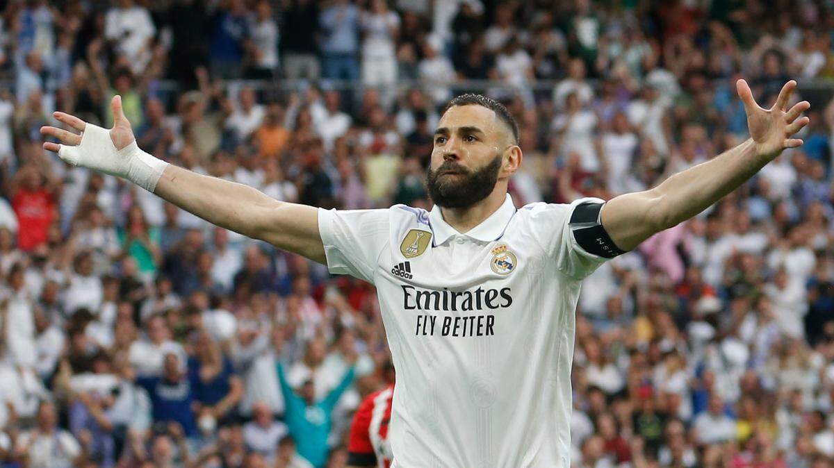 El jugador del Real Madrid Karim Benzema celebra tras marcar un gol ante el Athletic Club de Bilbao, el 4 de junio de 2023 en el estadio Santiago Bernabéu de la capital española.