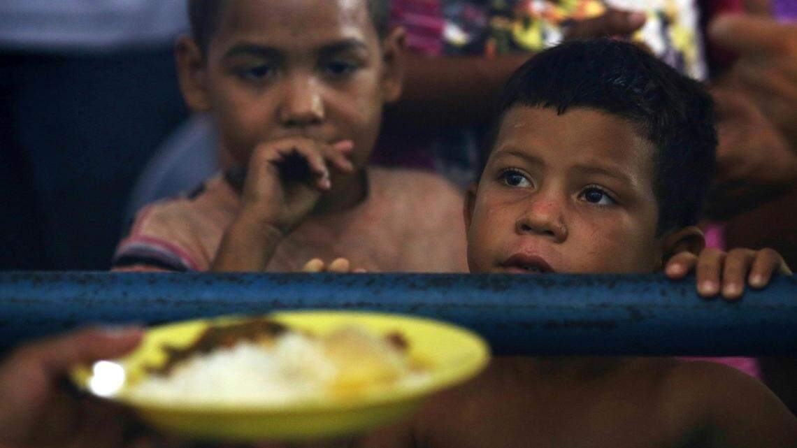 Niños venezolanos aguardan por una comida gratis en un refugio para migrantes en Boa Vista, en el estado fronterizo de Roraima. Brasil es uno de los países que forman parte del plan humanitario del Vaticano.