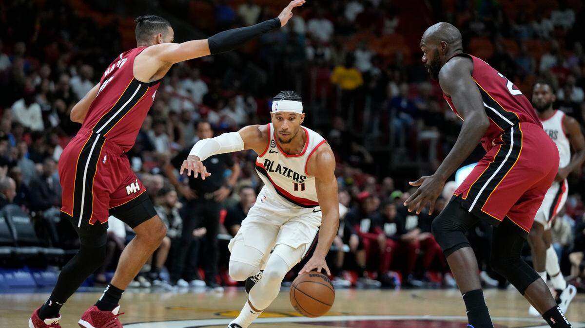 El jugador de los Trail Blazers de Portland Josh Hart (11) entra al aro ante la marca de Caleb Martin (izq. ) y Dewayne Dedmon, en el partido celebrado el 7 de noviembre de 2022 en Miami.