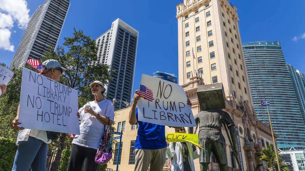 Manifestantes protestan junto a la Torre de la Libertad el pasado 29 de septiembre contra la entrega de una propiedad del Miami Dade College para ser utilizada como biblioteca presidencial de Donald Trump.