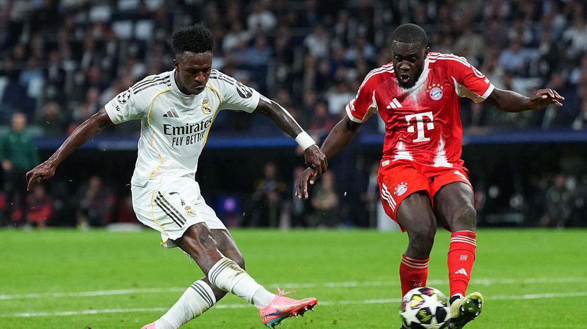 El delantero del Real Madrid Vinicius Junior patea el balón ante la marca de Dayot Upamecano, del Bayern Munich, en el partido de ida de los cuartos de final de la Liga de Campeones celebrado el 7 de abril de 2026 en Madrid. 