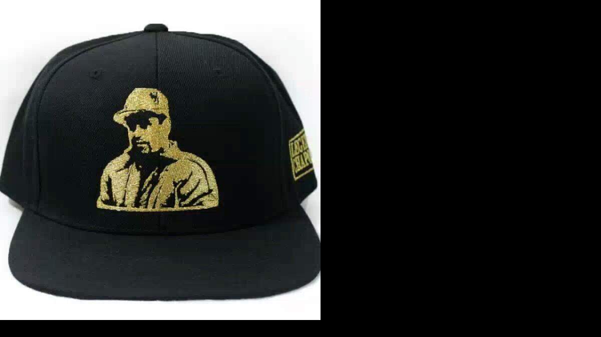 La tienda online Kartel Kollection, con sede en Los Angeles, California, colgó el cartel de “agotado” para la camiseta de su colección “Leyendas” en la que aparece una foto antigua de “El Chapo” en medio de un simbólico “Triángulo Dorado” del narcotráfico. En esta foto se ve la gorra de "El Chapo" de la colección de Kartel Kollection.