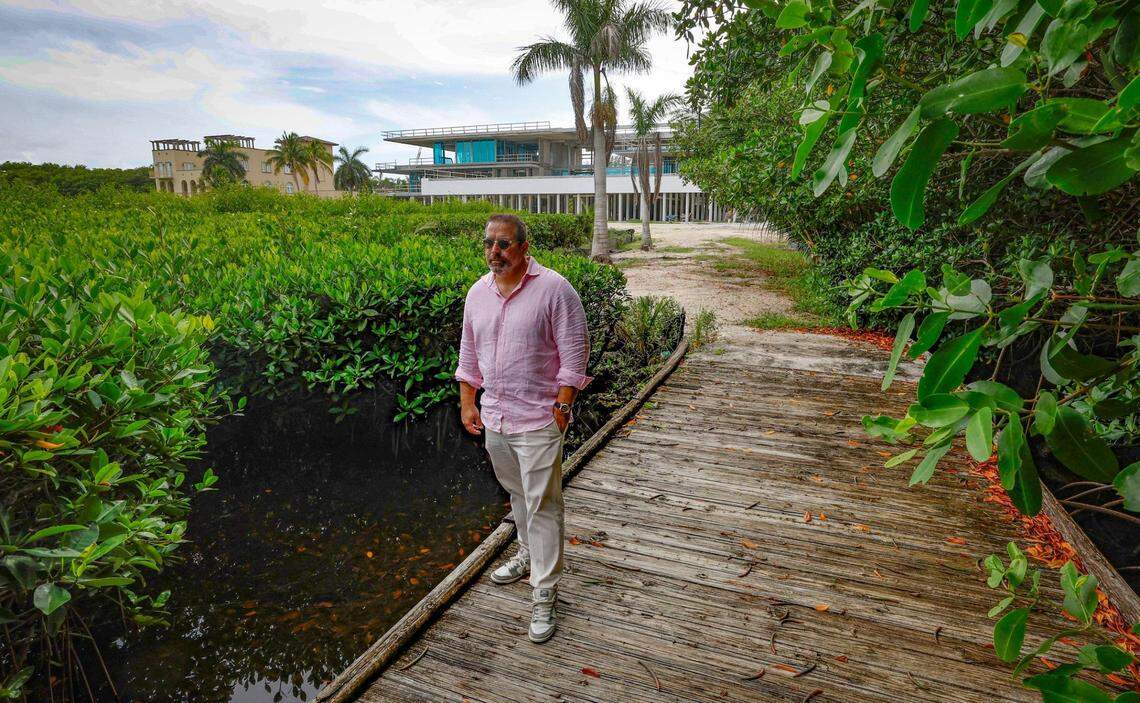 El urbanizador Manny Angelo Varas, presidente de MV Group USA, camina cerca de los manglares en “G House”, una nueva mansión privada de $20 millones que se construye justo donde el huracán Andrew tuvo su marejada ciclónica más alta en Miami.