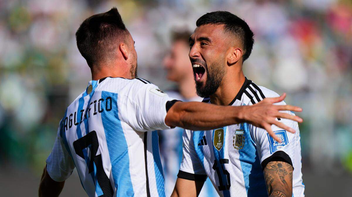 Nicolás Tagliafico (izquierda) celebra con Nicolás González tras anotar el segundo gol de Argentina en el partido ante Bolivia en las eliminatorias del Mundial, celebrado el 12 de septiembre de 2023, en La Paz.