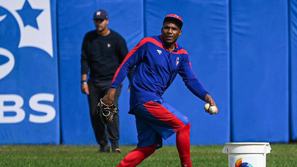 El jardinero cubano Yoelquis Guibert participa en una sesión de entrenamiento en el Estadio Latinoamericano de La Habana, el 29 de enero de 2026. 