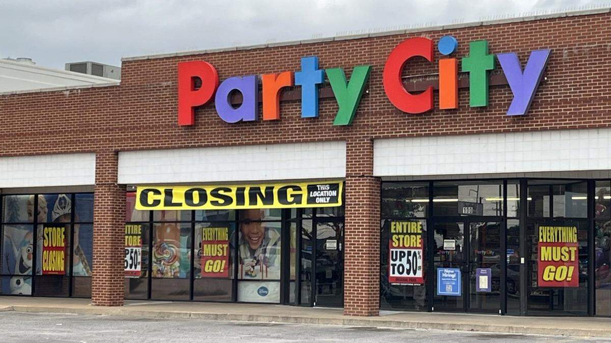 Una tienda Party City store en Wichita Falls, Texas, ya ha colocado una pancarta que va a cerrar, el sábado 21 de diciembre de 2024.