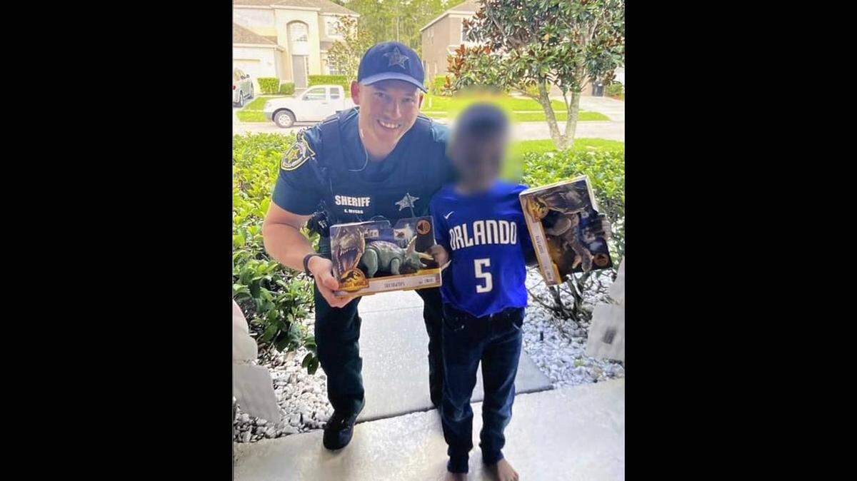 Niño llama al 911 para reportar que necesitaba un dinosaurio. La policía del Condado Orange respondió comprándole dos dinosaurios.