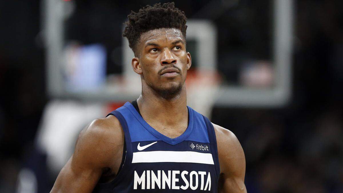 Jimmy Butler mira la pizarra en un partido entre los Timberwolves y los Kings de Sacramento, el 11 de febrero de 2018 en Minnesota.
