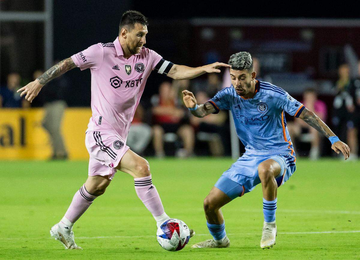 El delantero del Inter Miami Lionel Messi conduce la pelota ante la marca de Santiago Rodríguez, del New York City, en el partido amistoso celebrado el 10 de noviembre de 2023 en el DRV PNK Stadium en Fort Lauderdale, Florida.