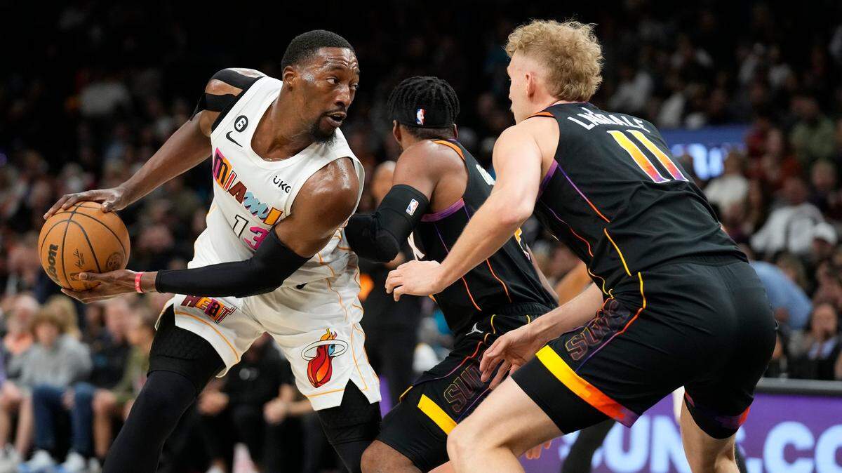 El centro del Heat Bam Adebayo (izq.) trata de pasar la marca de Jock Landale, de los Suns, en el partido celebrado el 6 de enero de 2023 en Phoenix. 